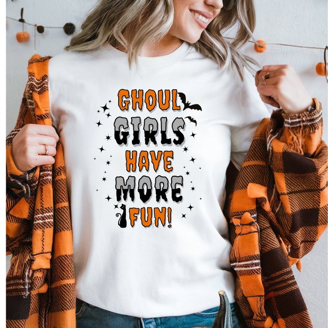 Camiseta Garotas Ghoul se divertem mais no Dia das Bruxas M (Women in a Ghoul Girls Have More Fun Halloween sweater and an orange plaid top. )