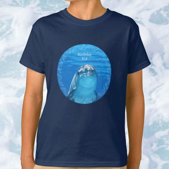 Camiseta Garotas ou Festas de aniversário do Oceano Azul de (Dolphin Blue Ocean Birthday T-Shirt for the Birthday Boy or Girl. Template for name or other text.)