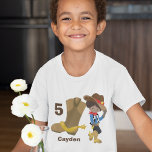Camiseta Garoto Hispânico Personalizado de Festa de Anivers<br><div class="desc">Uma camiseta de festa de aniversário de vaqueiro fofinha,  personalizada,  com um garoto hispânico ou fazenda afro-americano se inclinando contra um cowboy gigante,  lançando seu chapéu marrom com uma estrela amarela. Uma criança do país excelente personalizada com seu nome e idade personalizada.</div>
