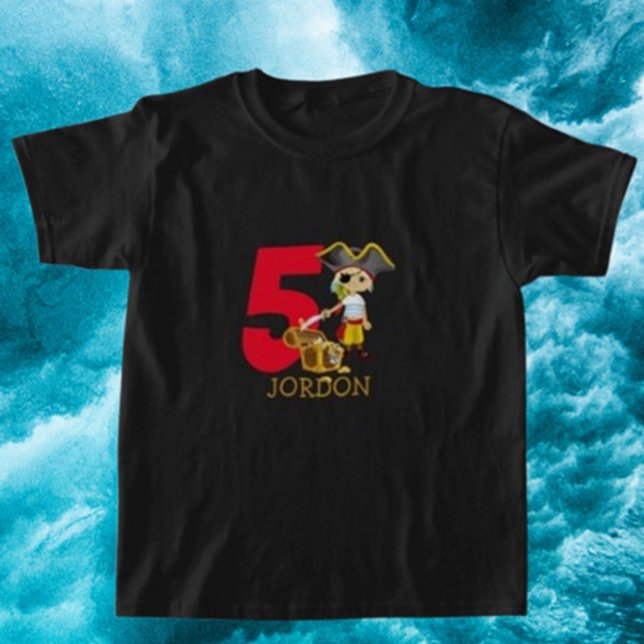 Camiseta Garoto Pirata Bonito (Dress your little adventurer in our cute pirate boy t-shirt,)