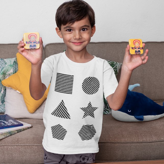 Camiseta Garoto Sorrindo Tocando Formas (Criador carregado)