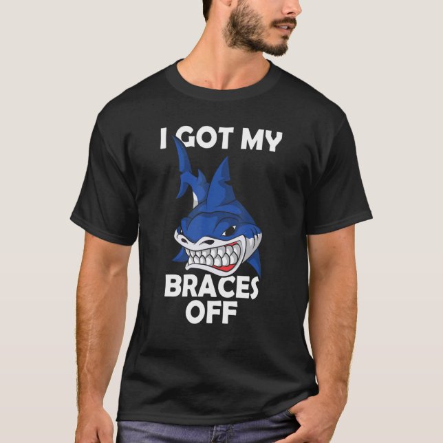 Camiseta Garra De Tubarão Dental Eu Tirei Meus Braços De Ra (Frente)