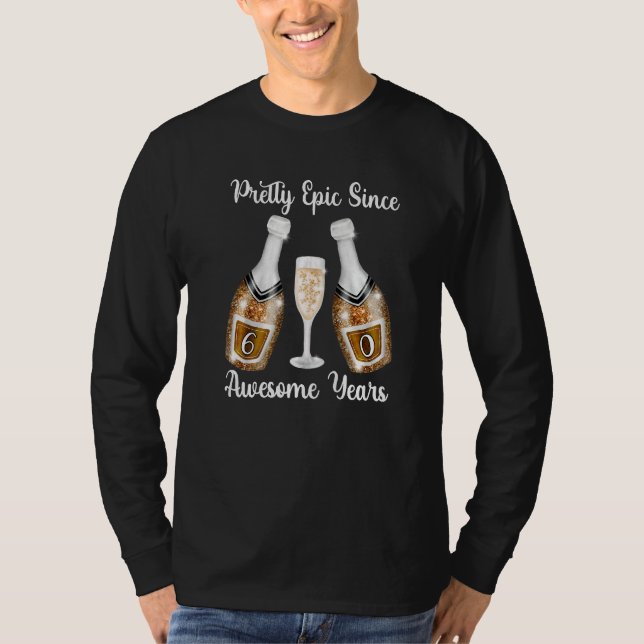 Camiseta Garrafas De Champanhe Para Mulheres Com 60 Anos E  (Frente)
