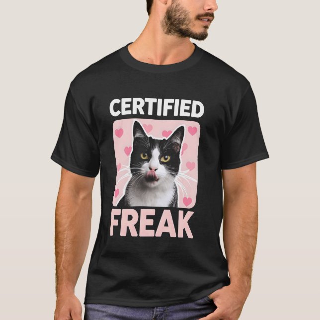 Camiseta Gata Freak Certificada Divertida Gatinho Corações  (Frente)