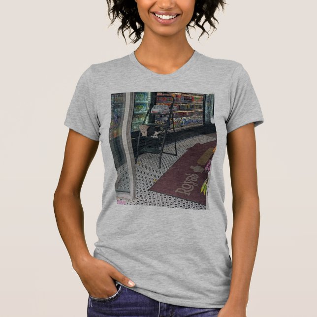 Camiseta gatas de bodega ajudando a reabastecer (Frente)