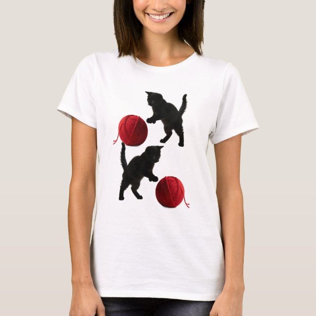 Camiseta Gatinha Silhueta Preta, com Bola de Lã Vermelha (Frente)