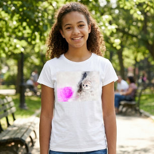 Camiseta Gatinho brincando com uma bola de fio rosa aquarel