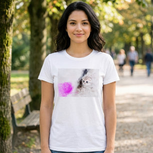Camiseta Gatinho brincando com uma bola de fio rosa aquarel