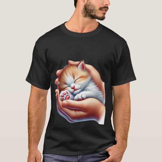 Camiseta Gatinho Calico Adormecido nas Mãos  ✨ (Frente)