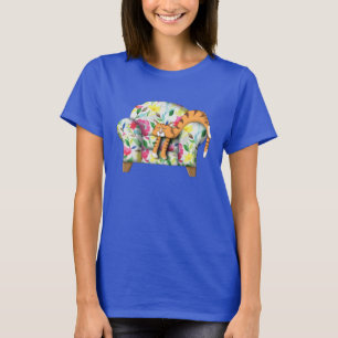 Camiseta Gatinho de desenho dormindo em uma cadeira floral