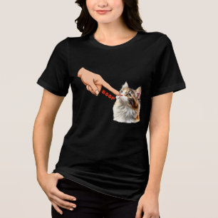 Camiseta Gatinho Engraçado Cutucando o Nariz