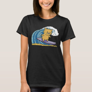 Camiseta Gatinho Gatinho surfando em uma onda na praia