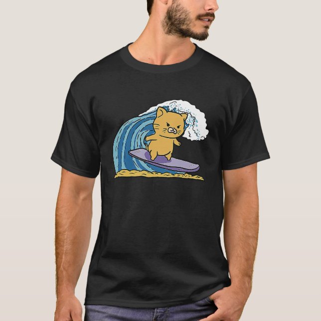 Camiseta Gatinho Gatinho surfando em uma onda na praia (Frente)