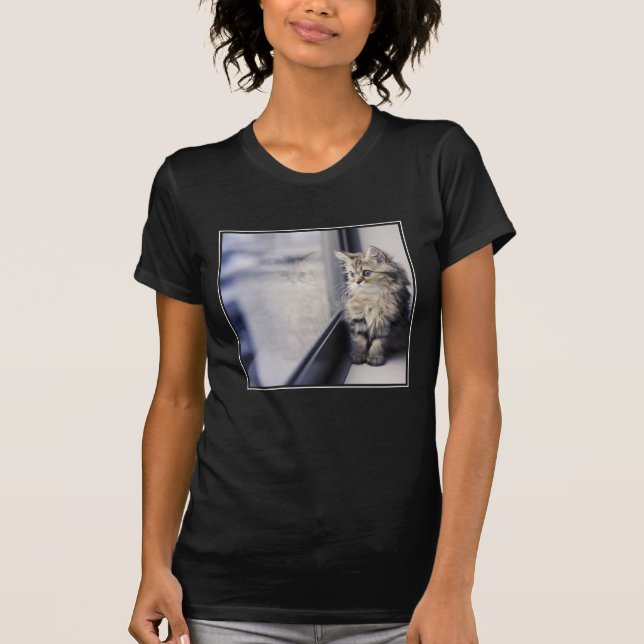 Camiseta Gatinho que olha para fora a janela (Frente)
