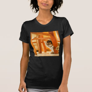 Camiseta Gatinho sob a cadeira