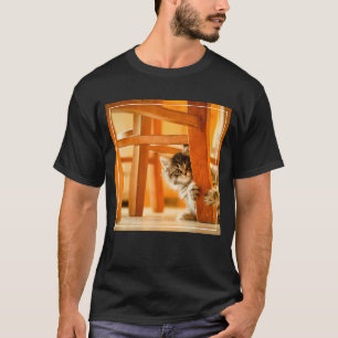 Camiseta Gatinho sob a cadeira