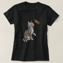 Gatinho Tabby Prateado Perseguindo Borboleta