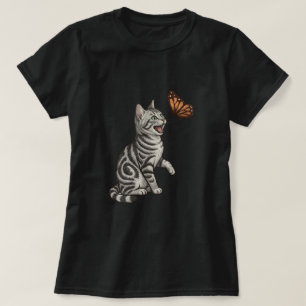 Camiseta Gatinho Tabby Prateado Perseguindo Borboleta
