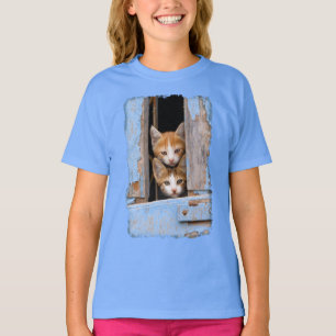 Camiseta Gatinhos bonitos em uma janela azul do vintage -
