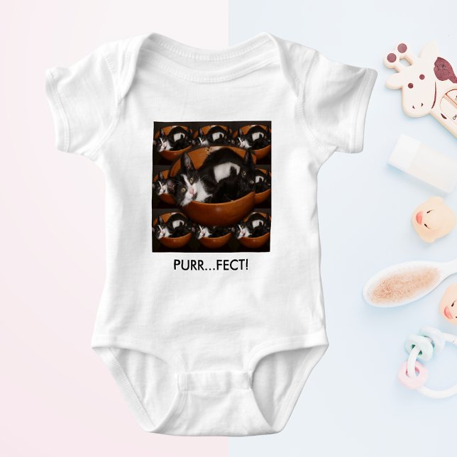 Camiseta Gatinhos em uma tigela com padrão (Kittens in a Bowl with Pattern Baby Bodysuit)