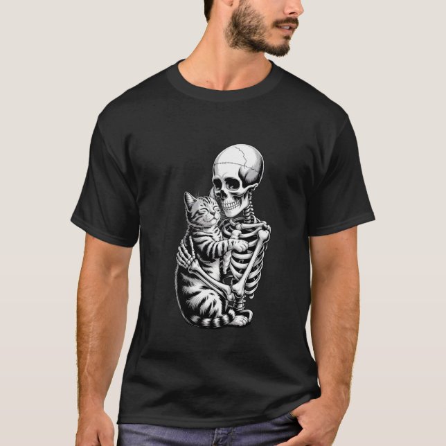 Camiseta Gato Abraçando Esqueleto Gato de Halloween (Frente)