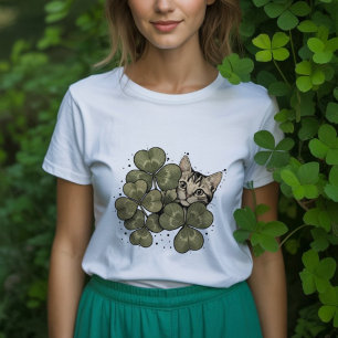 Camiseta Gato adorável cercado por folhas de trevo verde