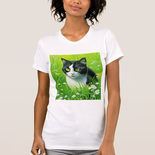 Camiseta Gato Adorável sentado num campo das Disies (Frente)