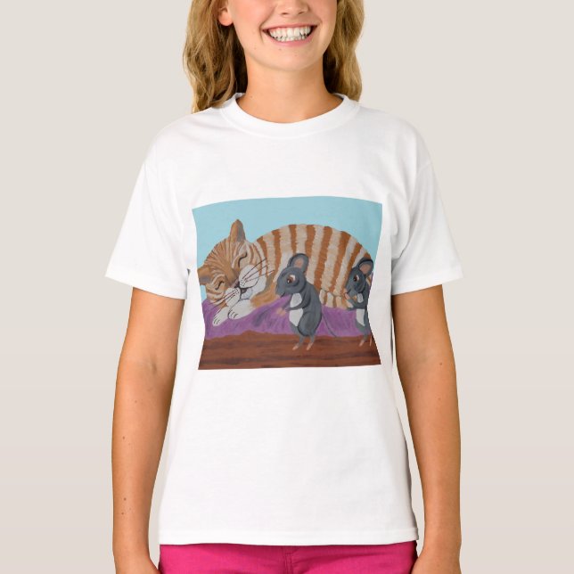 Camiseta Gato Adormecido com Ratos Sorrateiros  (Frente)