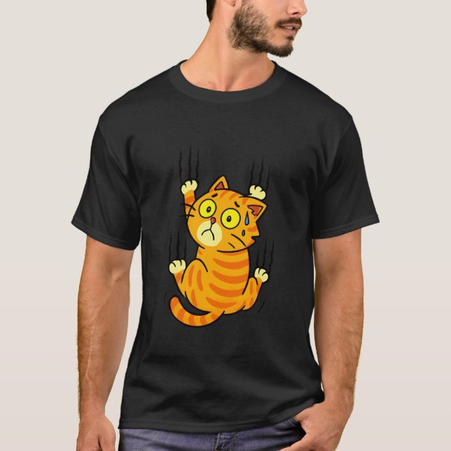 Camiseta Gato Agarrado com Garras Segurando e Rasgando Comé (Frente)