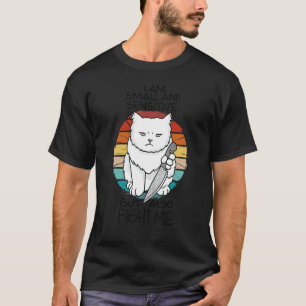 Camiseta Gato Antigo Segurando Faca Pequeno & Sensível Irri