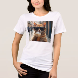 Camiseta Gato Bebendo Café Em Uma Rua