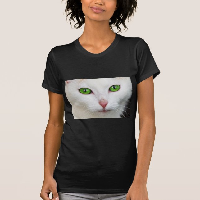 Camiseta Gato Branco Olhado Verde (Frente)