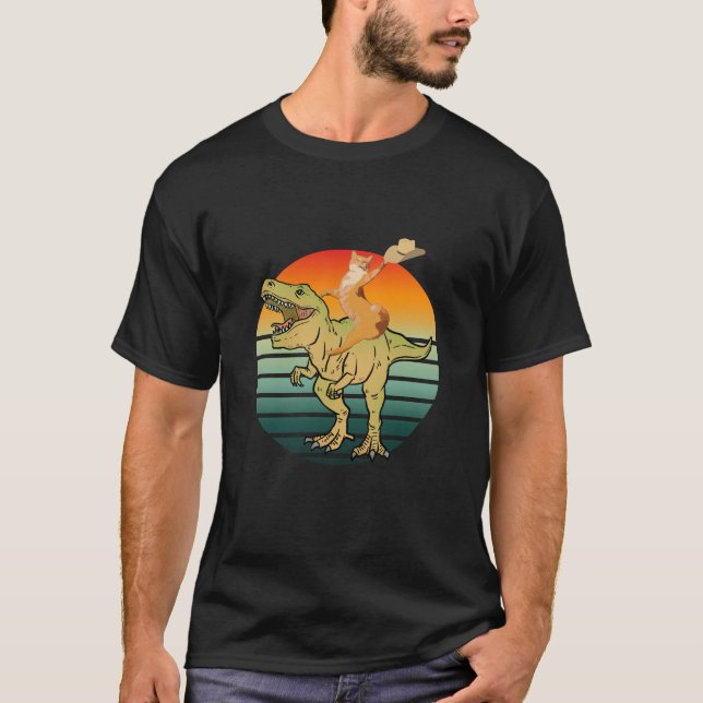 Camiseta Gato cavalgando dinossauro segurando chapéu (Frente)