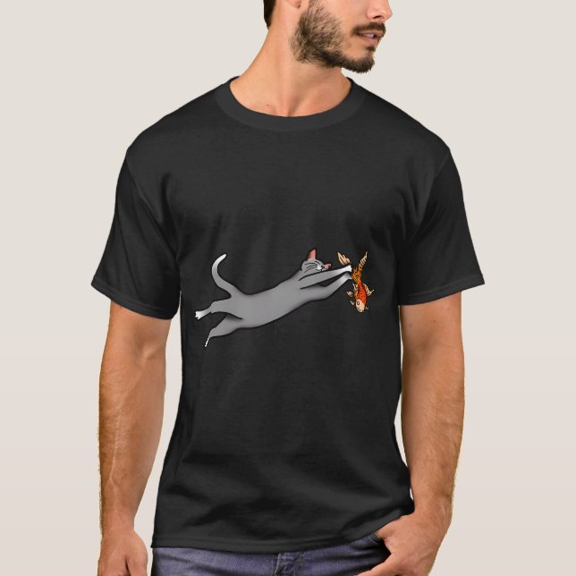 Camiseta Gato Cinza Fofo Pegando um Peixe Dourado (Frente)