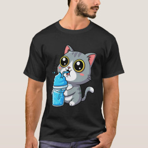 Camiseta Gato cinzento malhado adorável bebendo bebida azul