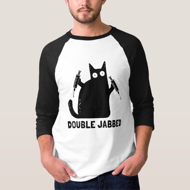 Camiseta Gato Com Seringas, Dupla Pulga, Totalmente Vacinad (Frente)