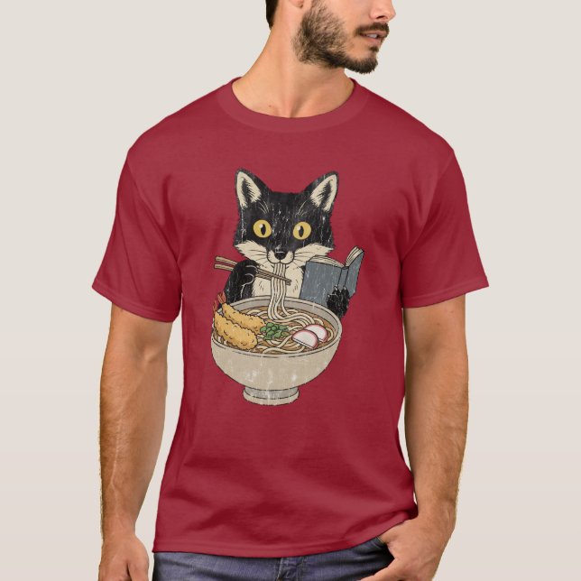 Camiseta Gato Comendo Ramen Lendo Livro (Frente)