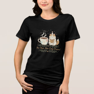 Camiseta Gato de Ano Novo Aconchegante: Ilustração de Café