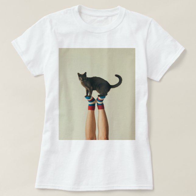 Camiseta Gato de Balanceamento em Meias Striped, Gatos (Frente do Design)