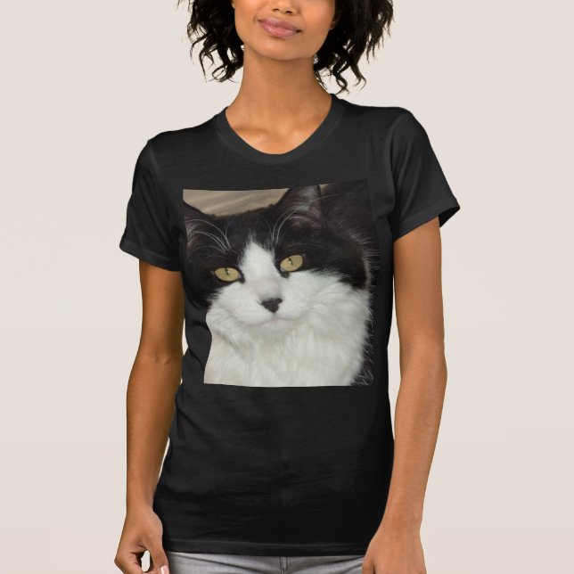 Camiseta Gato de Cabelo Negro e Branco (Frente)