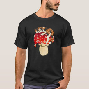 Camiseta Gato de Calico Cinto Dormindo em Cogumelo Vermelho