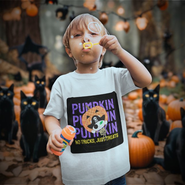 Camiseta Gato de esqueleto pirata (A boy wears a Pirate Skeleton T-Shirt.)