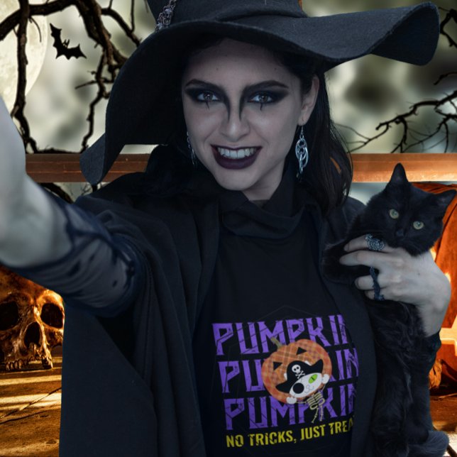 Camiseta Gato de esqueleto pirata (Selfie shot of a witch coming ”Pirate skeleton cat T-shirt” with a black cat.)