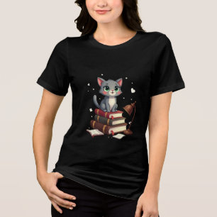 Camiseta Gato de Leitura Bonita: Kitten em uma Pilha de Liv