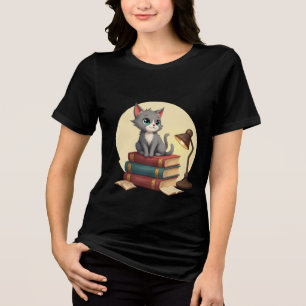 Camiseta Gato de Leitura Bonita: Kitten em uma Pilha de Liv
