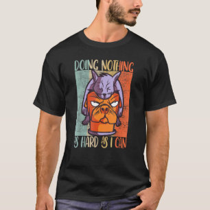 Camiseta Gato de Pijama Fazendo Nada Tão Difícil Quanto Pos