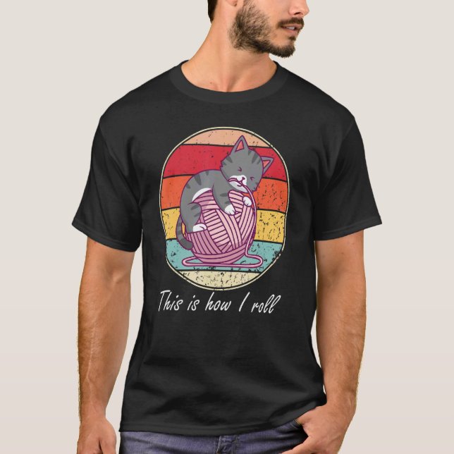 Camiseta Gato É assim que eu rolo Gato brincando com lã (Frente)