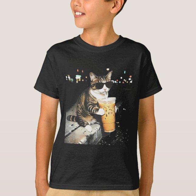 Camiseta Gato engraçado bebendo café gelado (Frente)