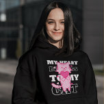 Camiseta Gato Engraçado Diz Que Meu Coração Pertence A Meu<br><div class="desc">Esta camisa é perfeita para qualquer um que ama gatos,  ela mostra um gato engraçado dizendo na frente,  que meu coração pertence ao meu gato,  que faria um presente de excelente para qualquer amante de gato,  ou como um presente de dia de os namorados.</div>