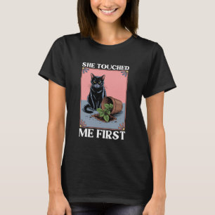 Camiseta Gato Engraçado Ela Me Tocou Primeiro Planta Gatos